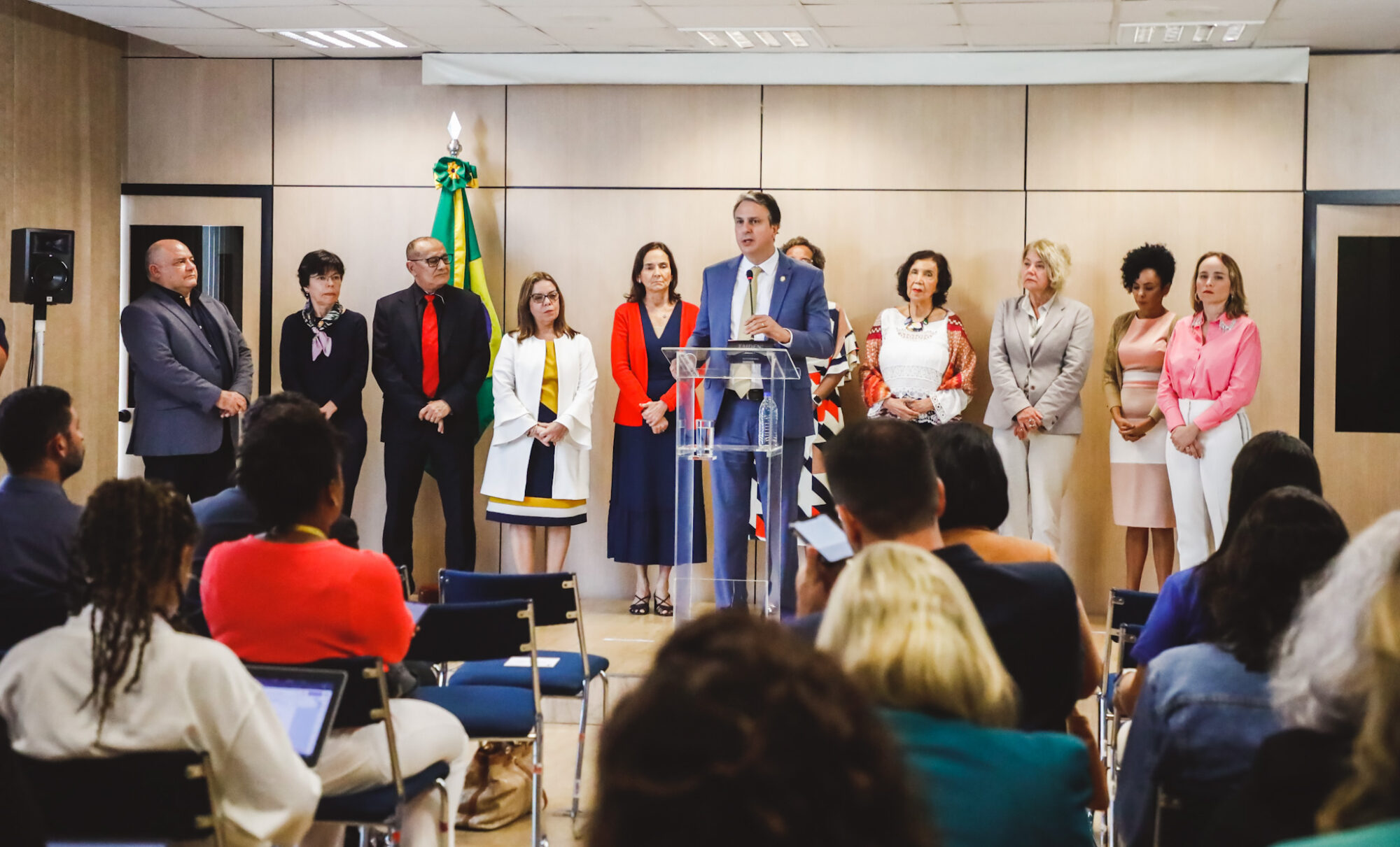 Camilo Santana, ministro da Educação (ao centro), apresentou o primeiro escalão da equipe da pasta nesta sexta-feira, 6 de janeiro  (Foto: Naiara Demarco - CGCOM/CAPES)