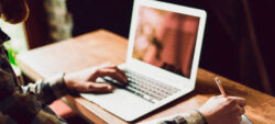 mão sobre um notebook.