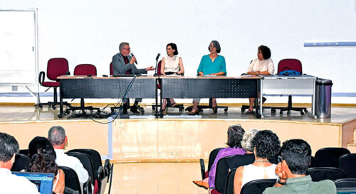 Grupo de pessoas em uma mesa de abertura do evento para discutir emergência climática e o futuro das ciências ambientais