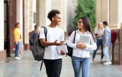 Foto de dois estudantes caminhando e conversando