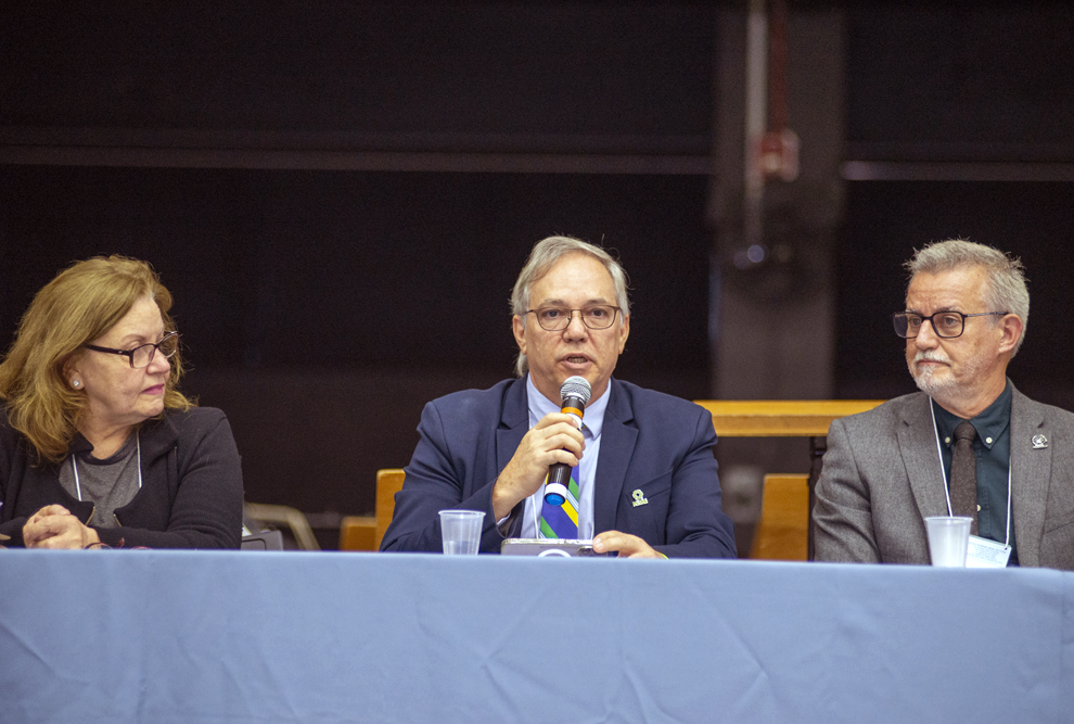 O presidente da Fesbe, Eduardo Colombari (ao centro): “Já passou da hora de cada cientista brasileiro se engajar politicamente em defesa da ciência”