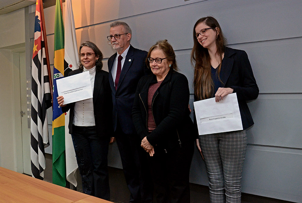 Bruna G Carvalho (à direita) e a
orientadora Lucimara de la Torre (à esquerda)