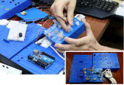 Placa de ensaio (protoboard) em plástico com sensores táteis facilita as aulas práticas para estudantes com deficiência visual