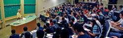 Palestra em andamento com alunos em sala de aula da unicamp, com foco em lousa com equações