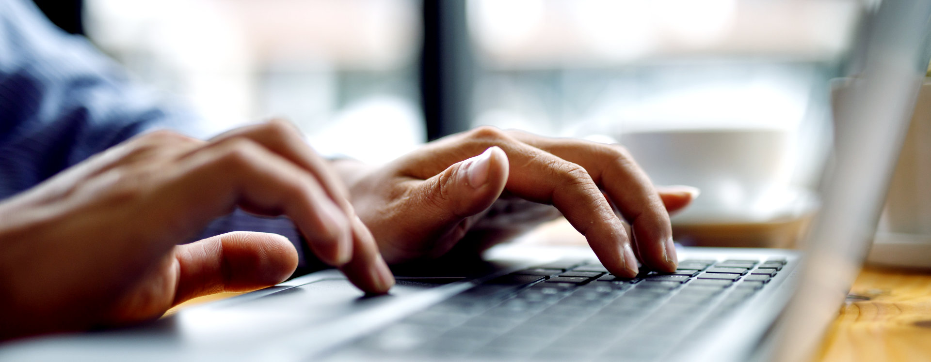 pessoa digitando no notebook