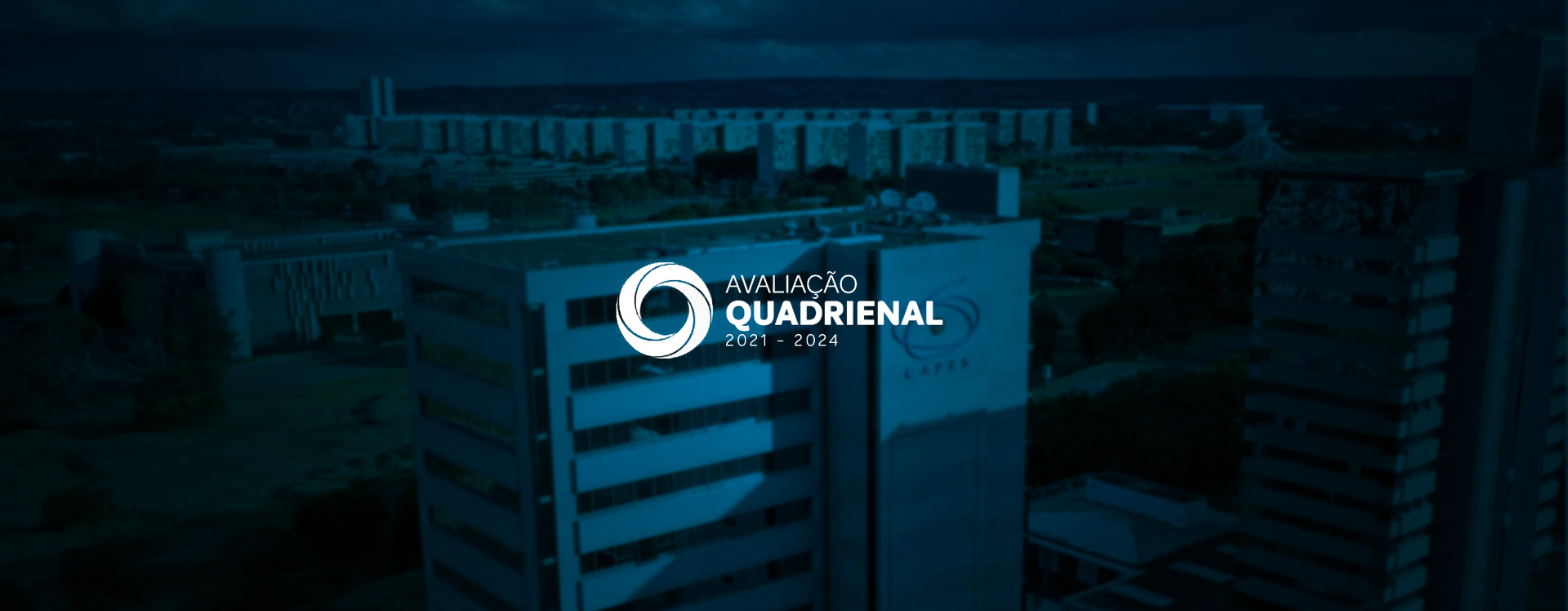 Imagem de um prédio empresarial com o logo da Avaliação Quadrienal 2021-2024 em destaque, refletindo um ambiente corporativo moderno.