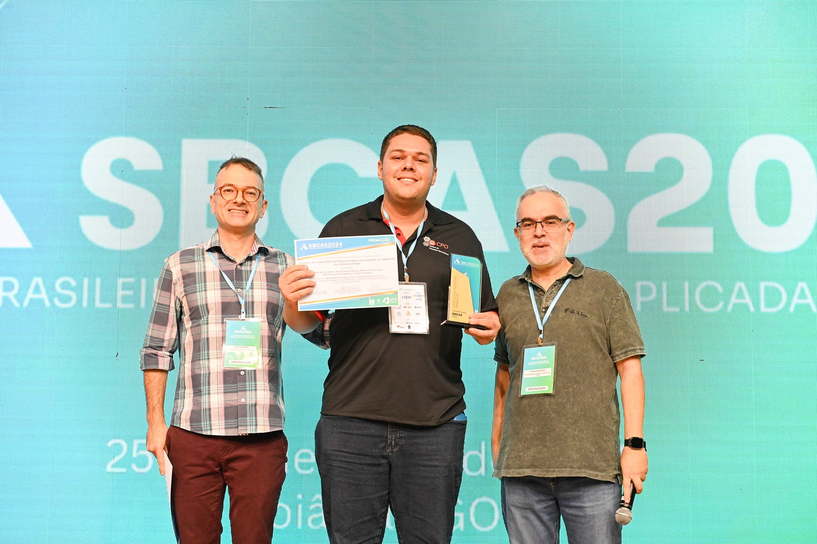 O doutorando Ricardo da Silva Santos recebe o prêmio de melhor artigo curto no Simpósio Brasileiro de Computação Aplicada à Saúde (SBCAS 2024) pela pesquisa do projeto Codex.AI.