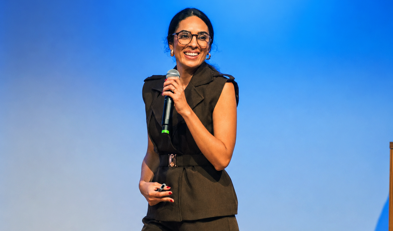 Mylena Marquezine  no palco durante uma apresentação.